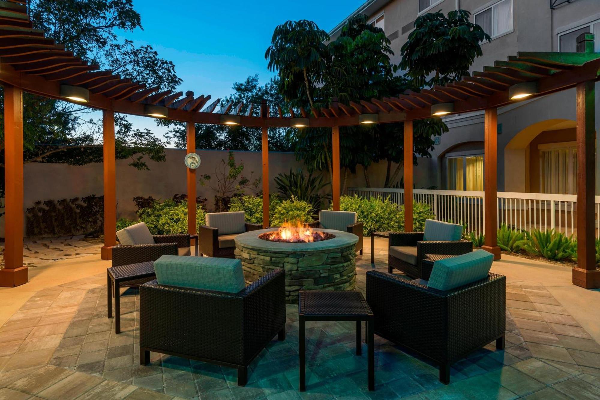 Courtyard Fort Myers At I-75 And Gulf Coast Town Center Estero Exterior photo